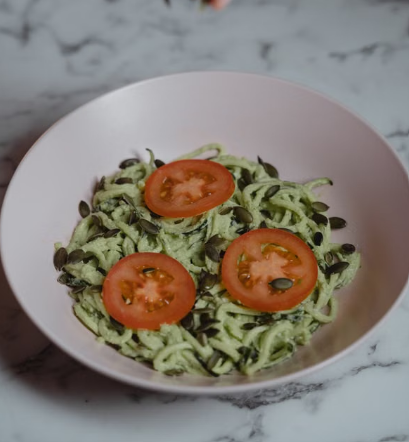 Fideos de zucchini con pesto verde y tomate