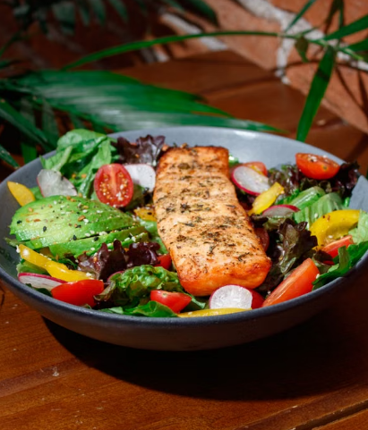 Salmón con ensalada fresca de aguacate y vegetales